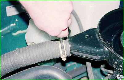 Removing the carburetor from the engine