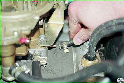 Removing the carburetor from the engine