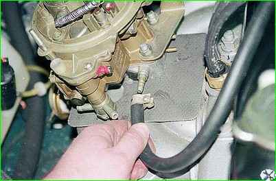 Removing the carburetor from the engine