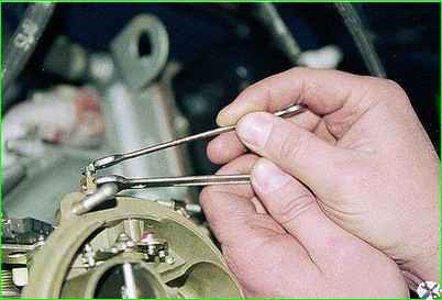 Removing the carburetor from the engine