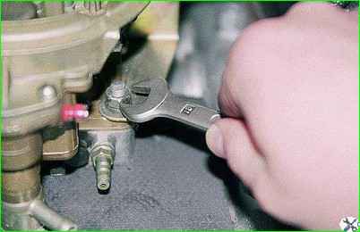 Removing the carburetor from the engine