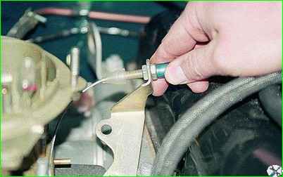 Removing the carburetor from the engine