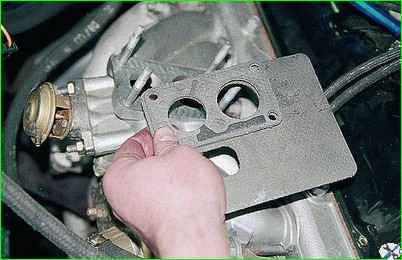 Removing the carburetor from the engine