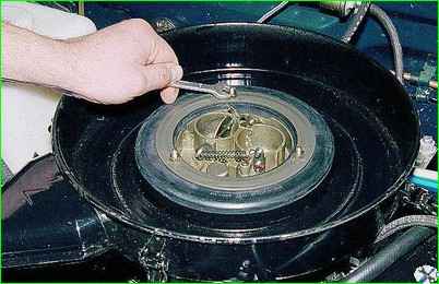 Removing the carburetor from the engine