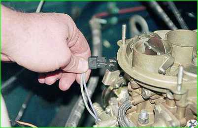 Removing the carburetor from the engine