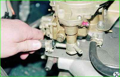 Removing the carburetor from the engine