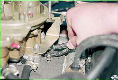 Removing the carburetor from the engine