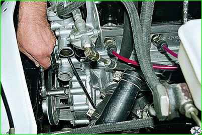 Замена и регулировка натяжения ремней привода агрегатов