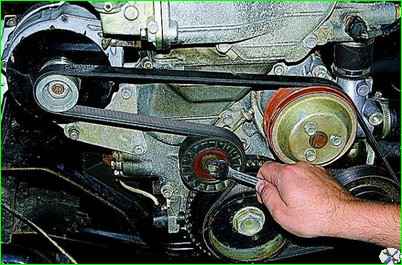 Замена и регулировка натяжения ремней привода агрегатов