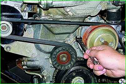 Замена и регулировка натяжения ремней привода агрегатов