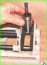 Сборка и установка натяжителя цепи