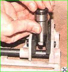 Сборка и установка натяжителя цепи