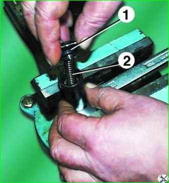 Снятие и разборка гидронатяжителя цепи