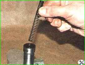 Сборка и установка натяжителя цепи