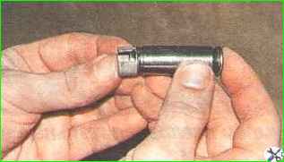 Сборка и установка натяжителя цепи