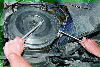 Замена задней манжеты коленчатого вала