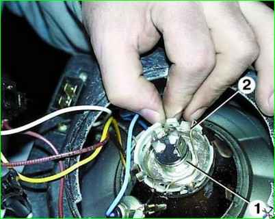 Заміна лампи фари