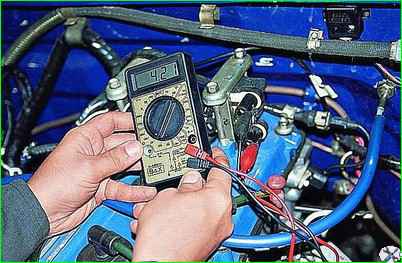 Prüfung und Austausch des Kat Zündfahnen am ZMZ-406-Motor