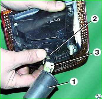 Замена лампы указателя поворотов