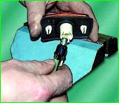 Ремонт повторювача покажчика поворотів