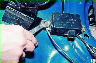 Spannungsregler entfernen