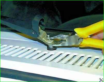 Снятие и разборка стеклоочистителя