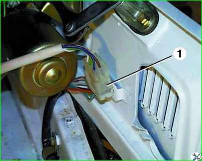 Снятие и разборка стеклоочистителя