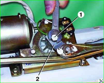 Снятие и разборка стеклоочистителя