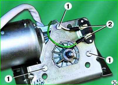 Снятие и разборка стеклоочистителя