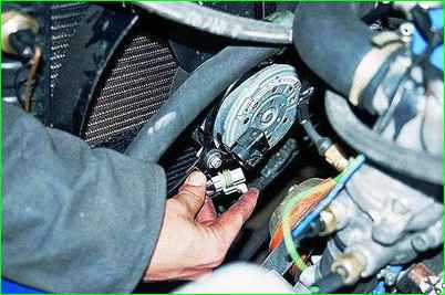 Снятие электровентилятора с двигателем ЗМЗ-406