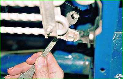 Снятие электровентилятора с двигателем ЗМЗ-402