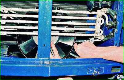 Снятие электровентилятора с двигателем ЗМЗ-402