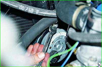 Снятие электровентилятора с двигателем ЗМЗ-406