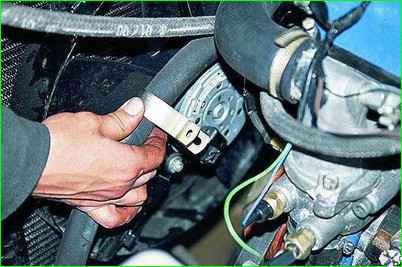 Снятие электровентилятора с двигателем ЗМЗ-406