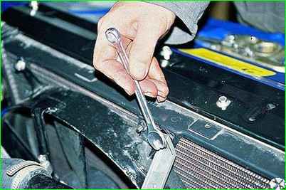 Снятие электровентилятора с двигателем ЗМЗ-406