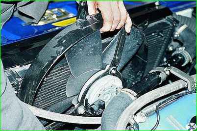 Снятие электровентилятора с двигателем ЗМЗ-406