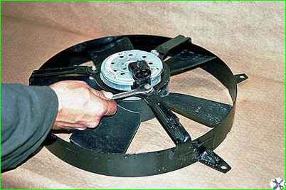 Снятие электровентилятора с двигателем ЗМЗ-406