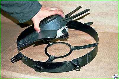 Снятие электровентилятора с двигателем ЗМЗ-406