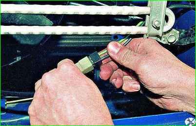 Снятие электровентилятора с двигателем ЗМЗ-402