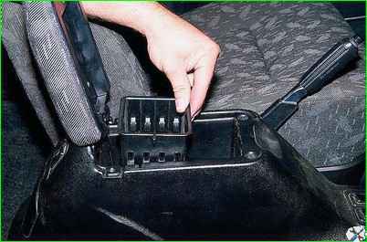 Зняття консолі панелі приладів