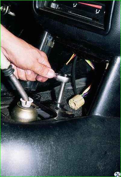 Зняття консолі панелі приладів