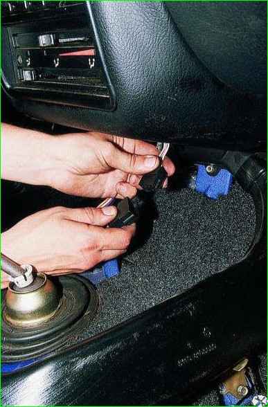 Зняття консолі панелі приладів