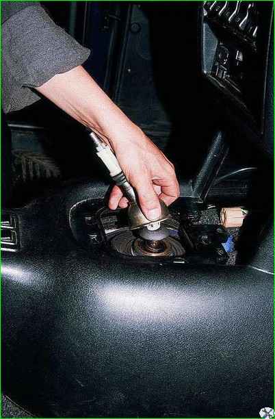 Зняття консолі панелі приладів