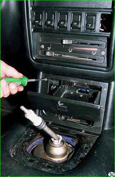 Зняття консолі панелі приладів