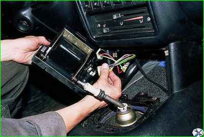 Зняття консолі панелі приладів