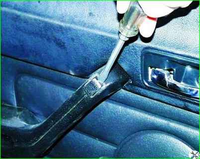 Снятие обивки двери