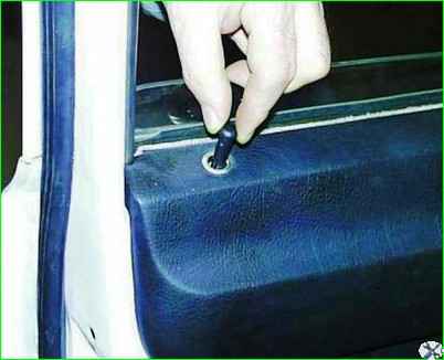 Снятие обивки двери