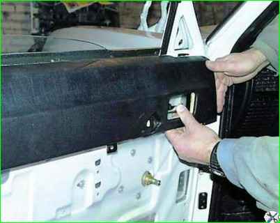 Снятие обивки двери