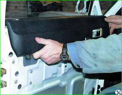 Снятие обивки двери