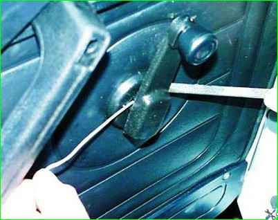 Снятие обивки двери